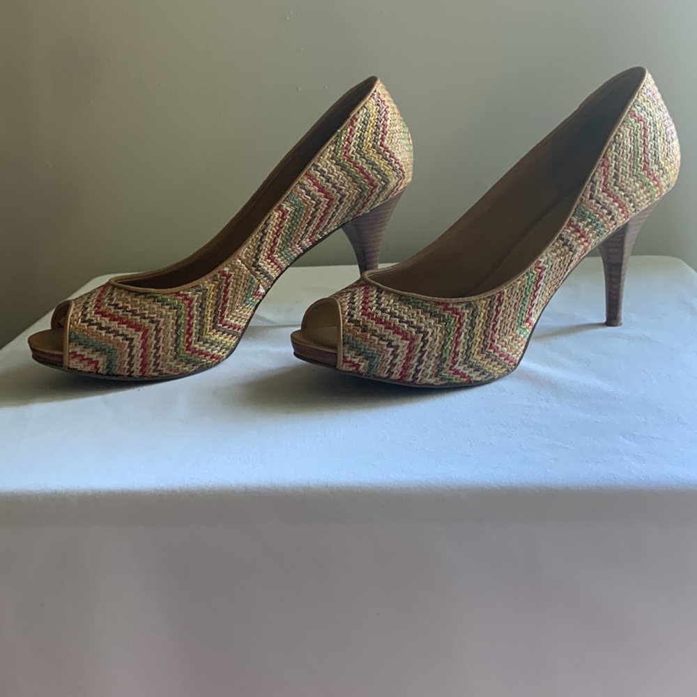 Ninewest Kendraho woven Chevron heel with a blend of tans, browns, green and red